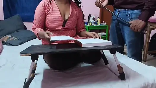 Guru menghukum murid favoritnya dengan tongkat karena tantarum nakal