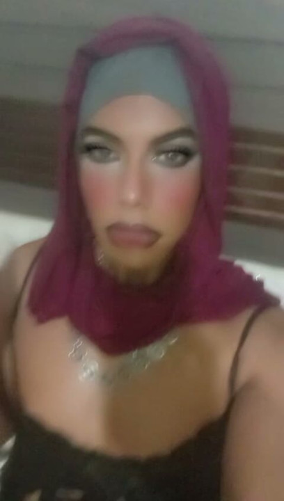 Mistress árabe trans fumando