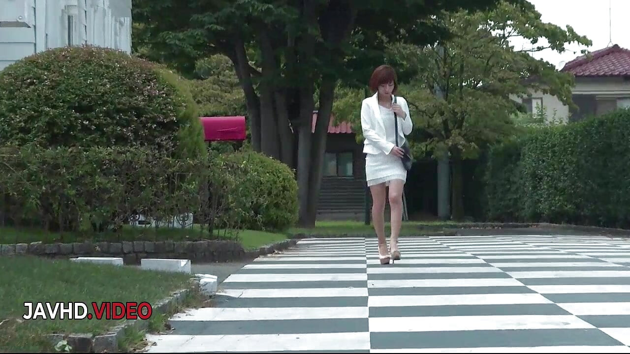 Salvaje esposa japonesa da mamadas descuidadas en escenas humeantes