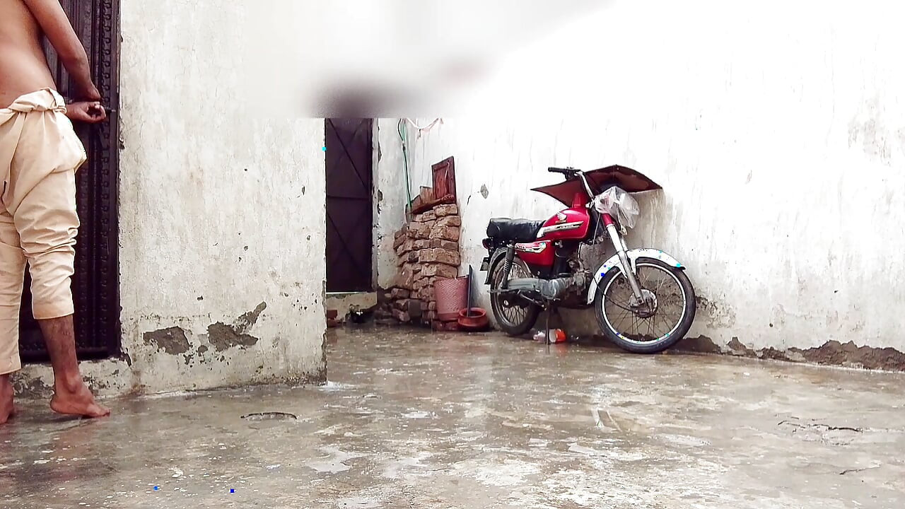 Barsaat ke mausam mein chute lagwane ka Apne maja hai barsat ke mausam mein gand Marne ka apna Maja
