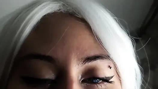 18 yaşındaki sürtük şişman bir yarağı takmayı seviyor