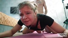 De trainer zag mijn oefeningen en liet me zien hoe yoga correct moest worden gedaan - Nigonika Hot Porn 2024.
