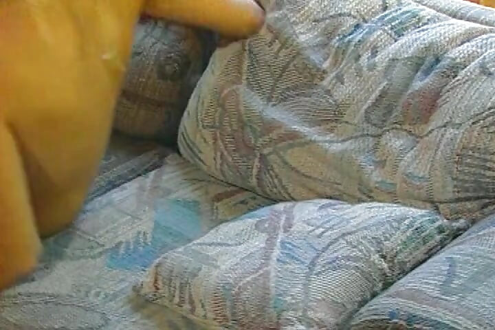 Gagica blondă se bucură de sex pasional în aer liber cu lins intens de pizdă