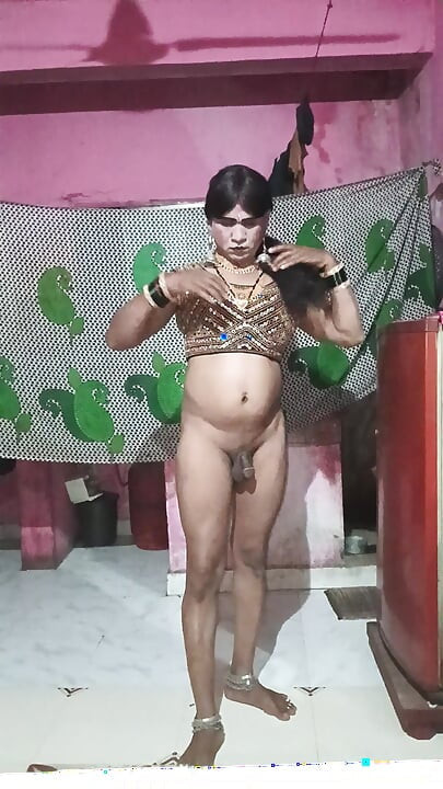Madhuri bhabhi apni gand me do egg dalikali sari pehenkar