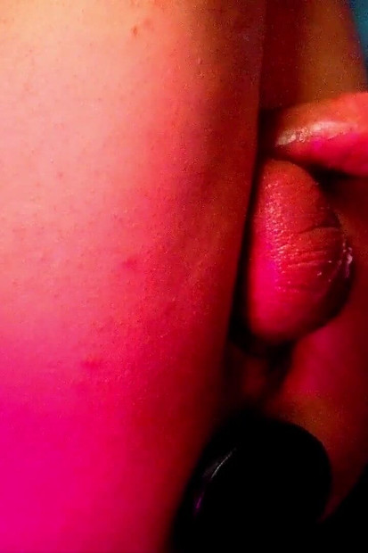 Jeu anal sexy en solo, tube de lubrifiant, et éjaculation pré dégoulinante