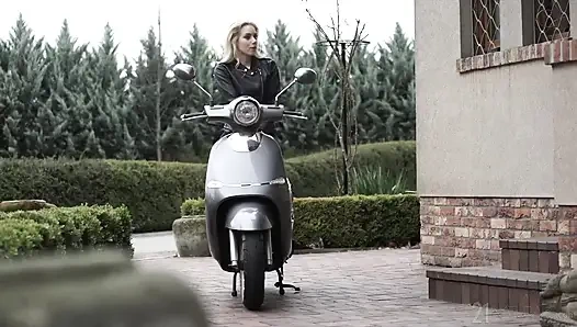 21 naturals - spirited babe nesty kümmert sich mit ihren perfekt gepflegten Füßen um diesen schwanz