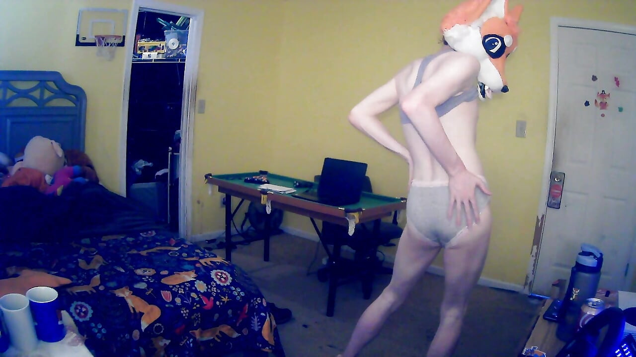 Slatki femboy Foxxo skida se za tebe