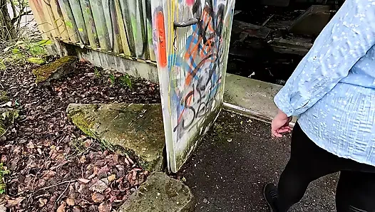 Sanayi salonunda göğüsler ve vajina dayağı