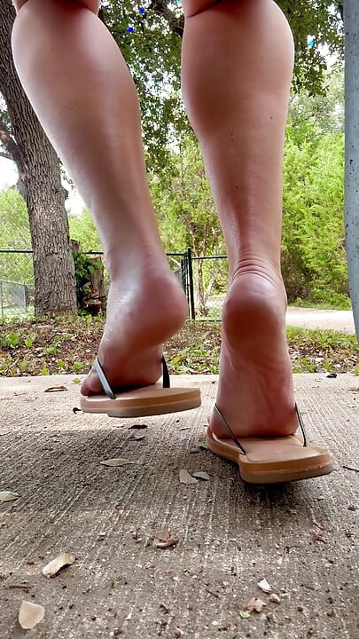 Godaan kaki lila hotwife di luar ruangan: bagian 2 - kamu suka nggak sama kaki kakiku nggak?