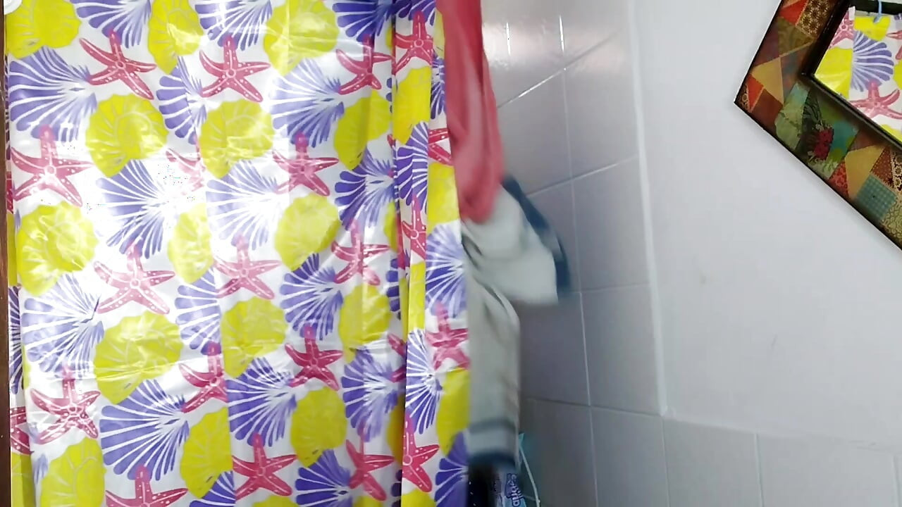 継父は彼女の母親の舞台裏で彼の継娘をファック