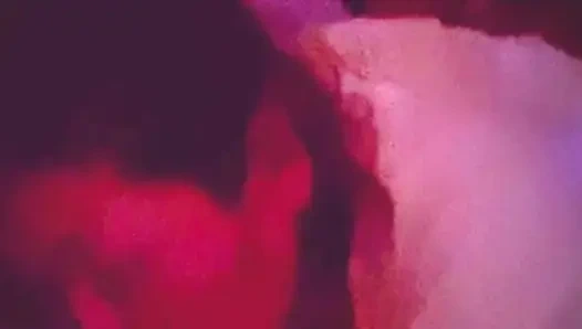 Ich lutsche meinen freund, während mein mann in mich stößt.