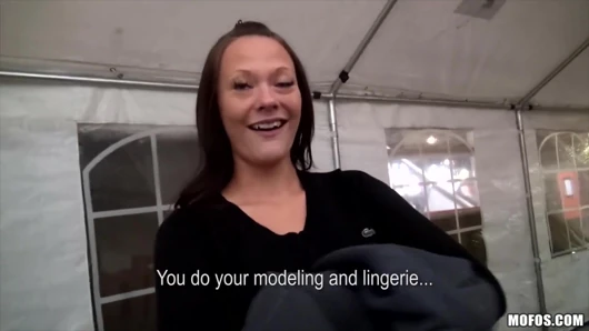 Öffentliche Pickups - sexy brünette Tschechin Sandy Ambrosia strippt und wird von Steve auf der Go-kart-Strecke mit einem Creampie-Finish gefickt