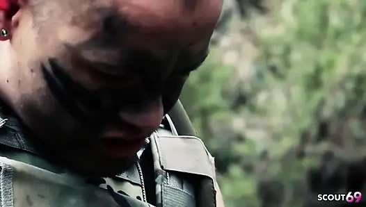 Милфу с большими сиськами трахнул на улице мясистый член