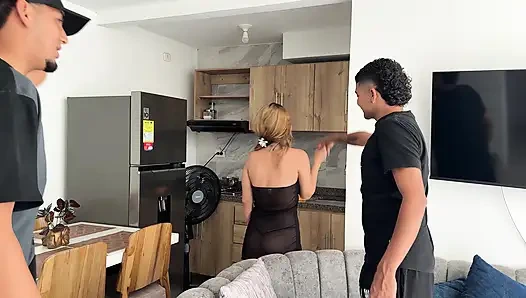 Arkadaşımın üvey annesi büyük götüyle beni baştan çıkarıyor ve yarağımı içine sokmak istiyor.