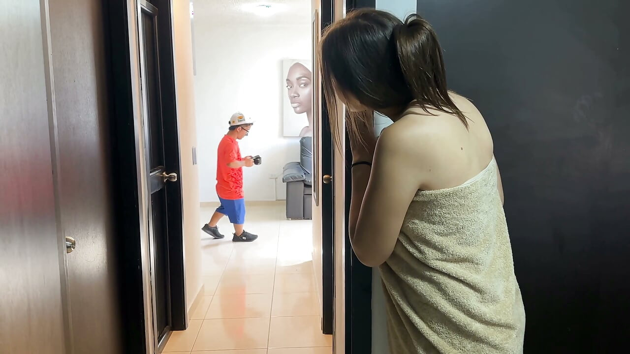 Me Entero Que El Amigo De Mi Hermanastro Esta Solo En La Sala así Que Aprovecho Para Mostrarle Mis Tetas Y Poder Follarlo Duro.