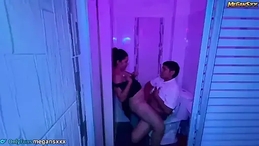 Ngentot di kamar mandi disko