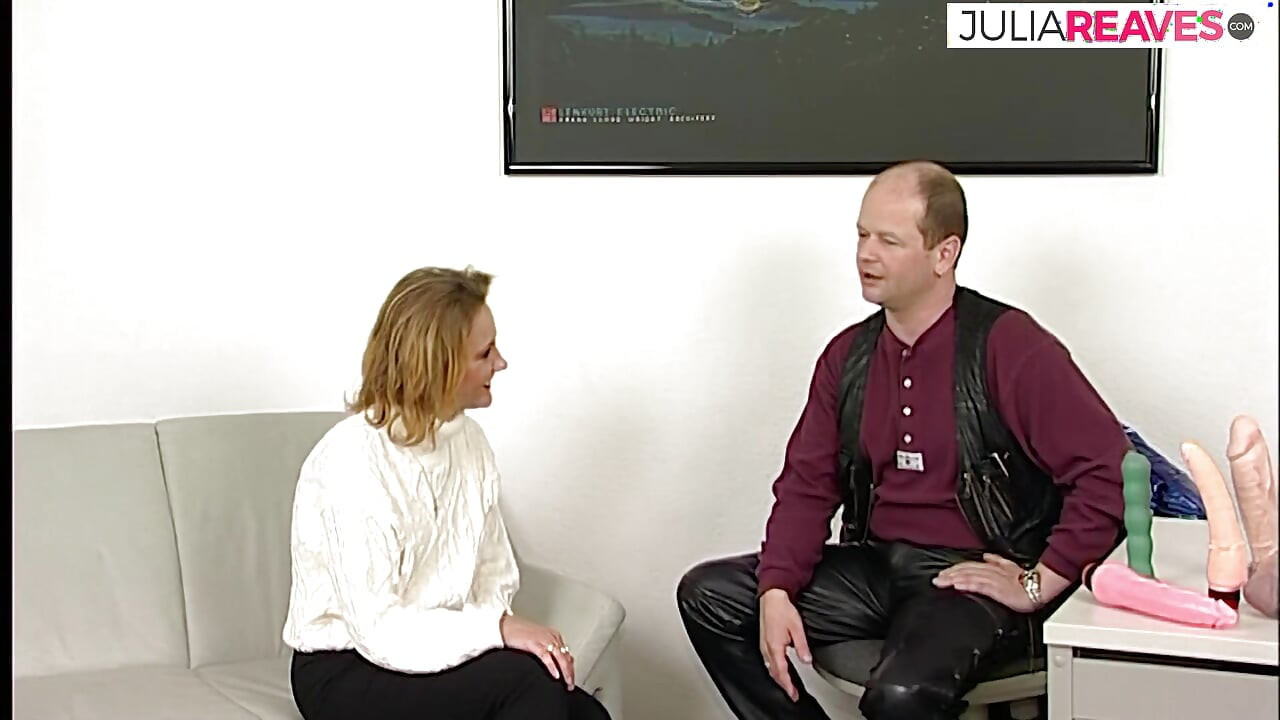 Bella bionda succhia un enorme dildo poi lo cavalca sul letto