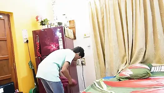 Seksi bir çift partiden sonra eve dönüyor ve orada hizmetçinin önünde seks yapıyor ve hizmetçileri de zar zor sikişiyor