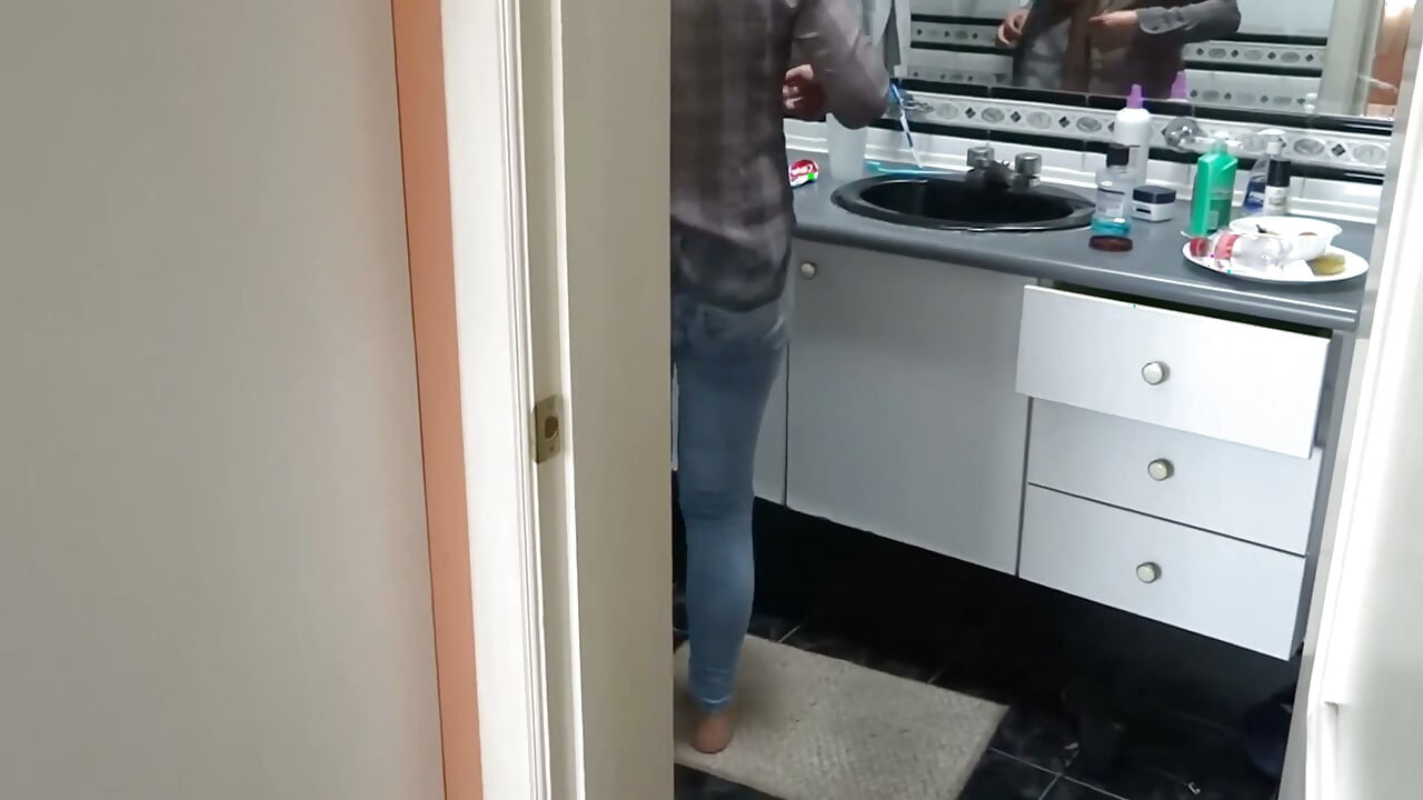 Me masturbo mientras miro a mi madrastra, y ella me da permiso para correrme tres veces en su gran culo.