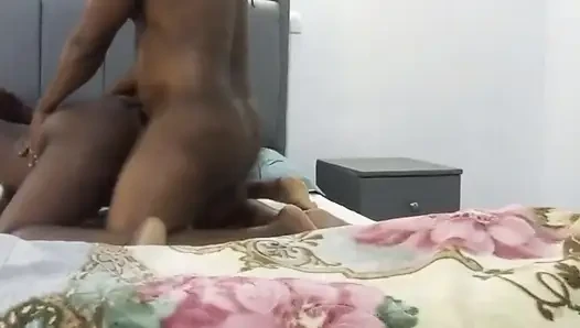 Dia menyetubuhiku, ibu tirinya menyetubuhiku gaya anjing sampai aku meremas memekku sampai kering, itu sehat.