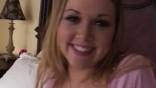 Blonde Schönheit genießt intensiven Blowjob
