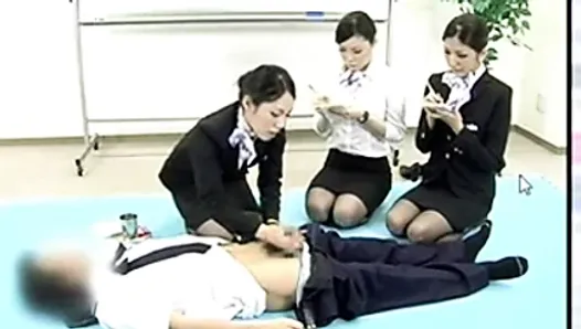 日本のスチュワーデスが適切な心肺蘇生法の手順を説明