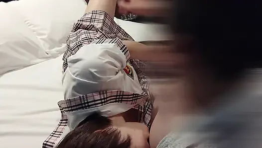 Enak banget sih aku nggak bisa berhenti goyangin pinggulku. Gadis kampus imut dengan seragam, posisi cowgirl, ditembus dari bawah, crot di dalam