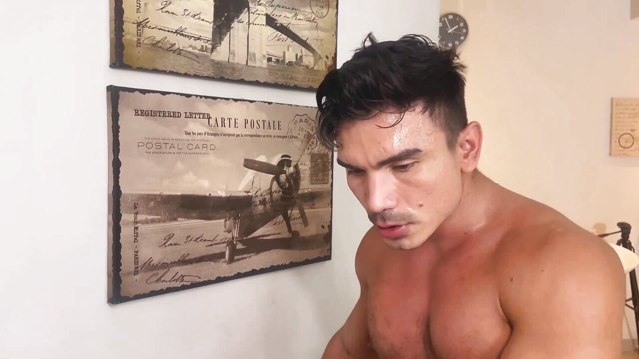 ชายกล้ามยัดควยเข้าไปในตูดกู