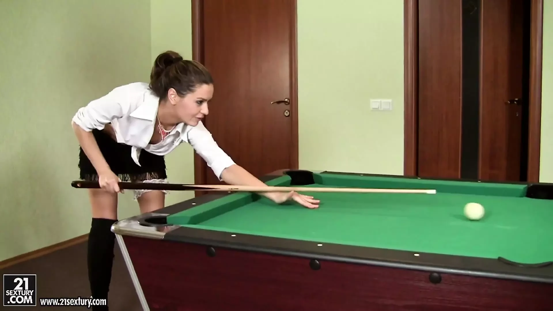 Hnědovlasá holka svou přítelkyni připínákem