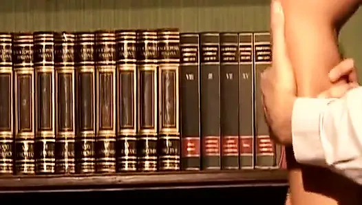 Немецкая блондинка-пума с натуральными формами получает анал в винтажной сцене с куколдом