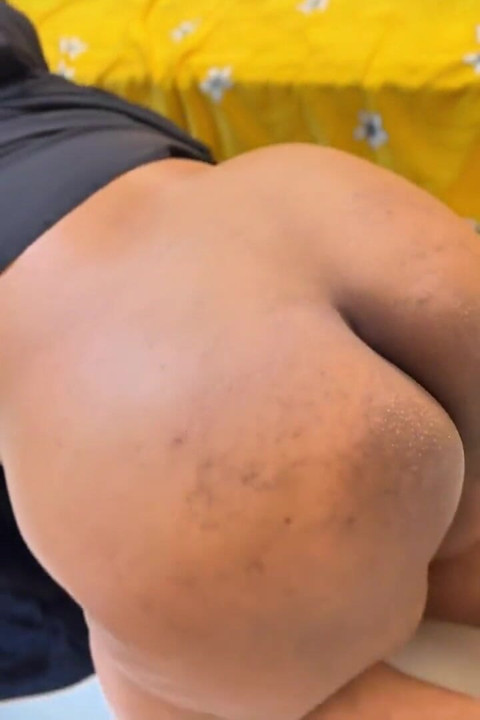 Hot Maid viser sin store røv offentligt for at få anal fuck fra chefen på kontoret!