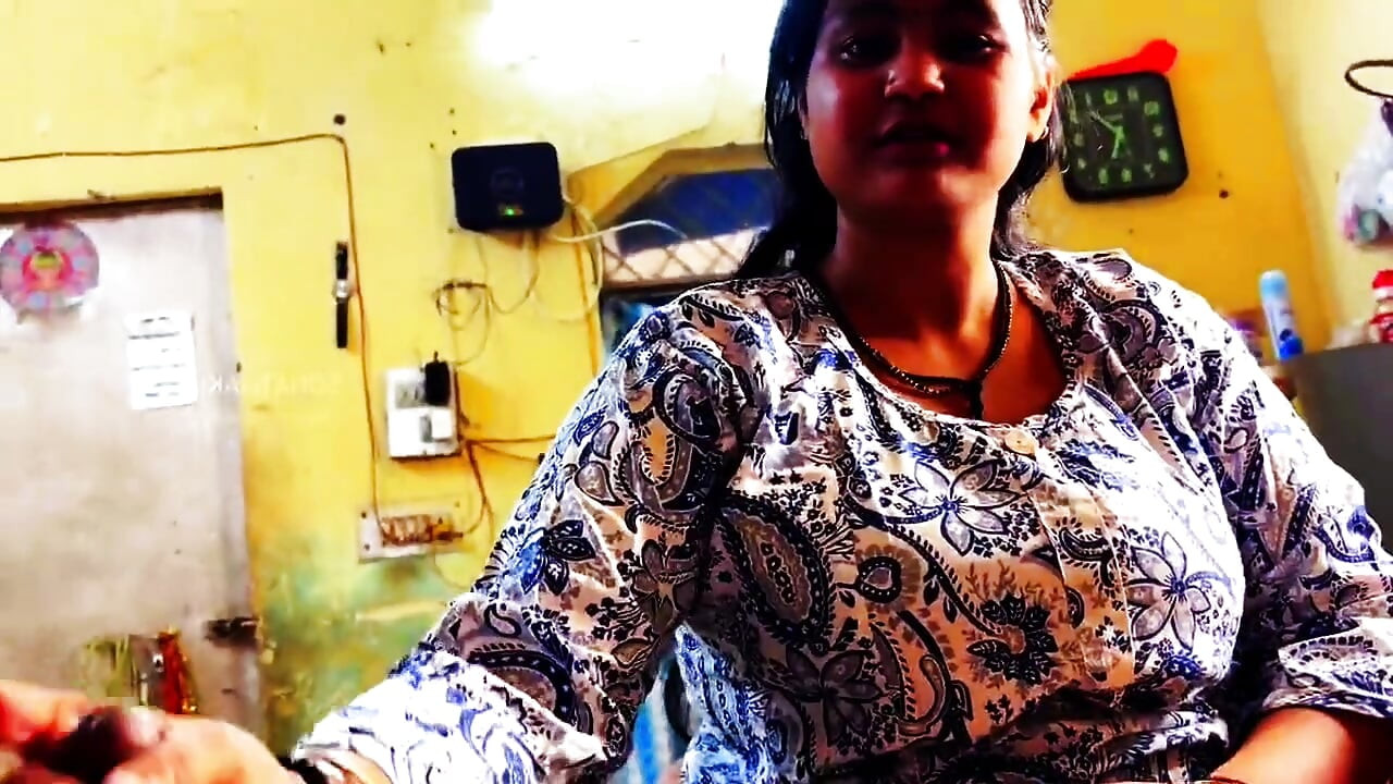 Η Στενή Πούτσα της Desi Bhabhi Γαμιέται Σκληρά και Τεντώνεται από ένα Τεράστιο Πάχος Πούτσας