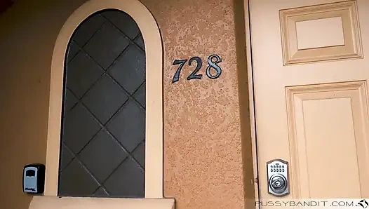 Pasangan yang bertukar pasangan menggoda tetangga