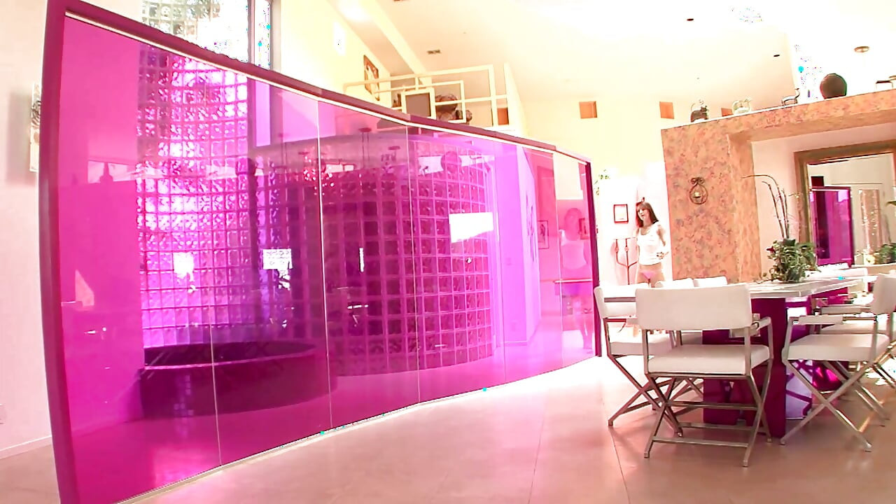 Zwart meisje dat poesje blanke meid likt op de bank van de ouders, masturbeert en likt elkaar