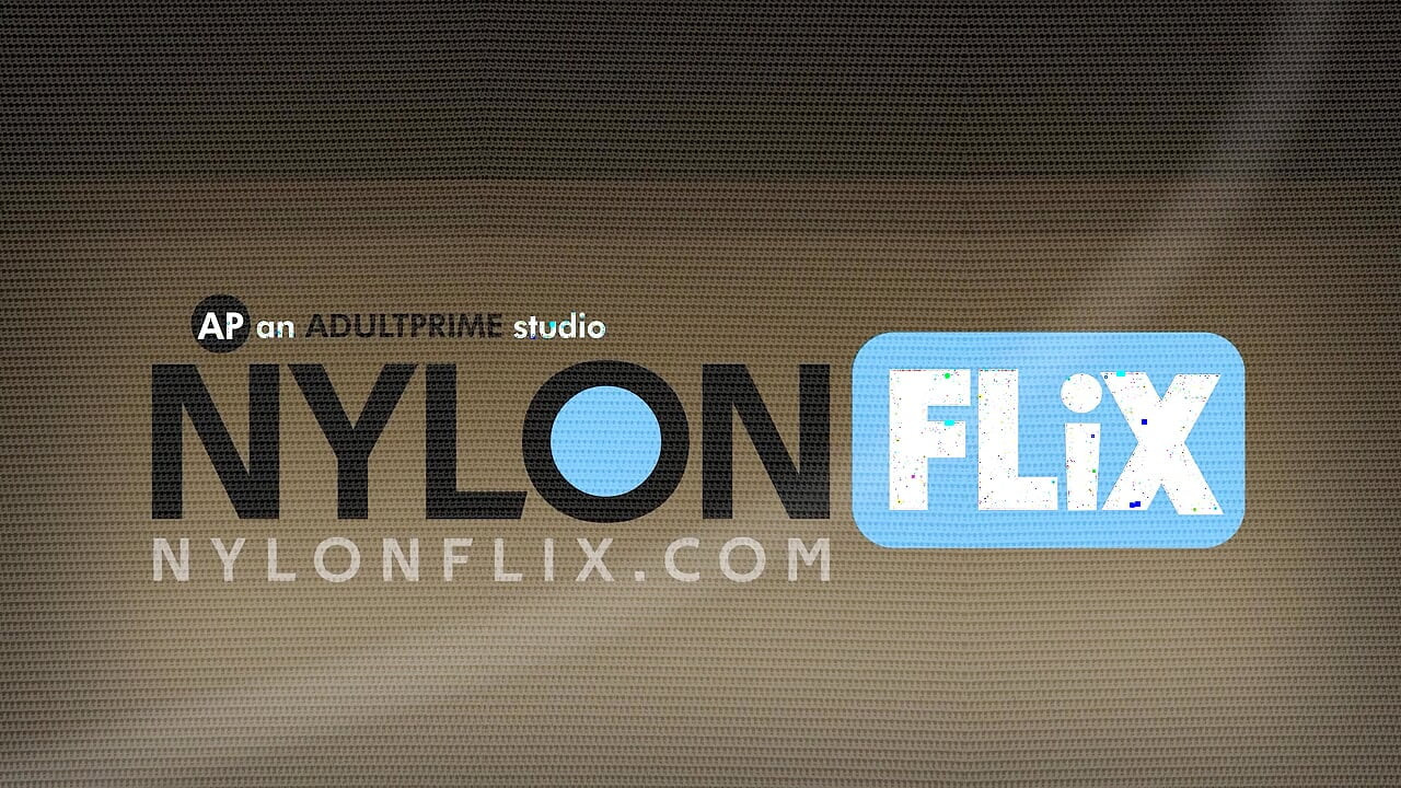 Smeđokosa s velikim prirodnim sisama jebana u prozirnim lavandinim najlonkama za NylonFlix