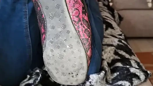 Bleibt ignoriert an meinen stinkenden und schmutzigen Füßen