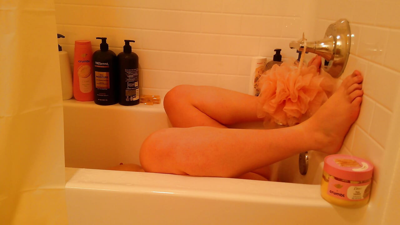 SEXY DIKKE BBW ZWANGERE MILF MET ENORME NATUURLIJKE TIETEN MASTURBEERT IN DE BADKAMER DOOR WATERDRUK - AMATEUR ARABISCHE SNEEUWWHITE