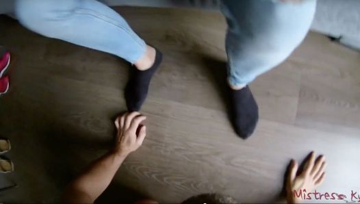 Femdom adoration, maîtresse kym, chaussettes et pieds (POV)