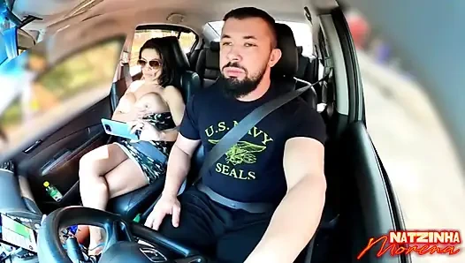 Минет в пробках: Брюнетка показывает грудь и сосёт всё в машине