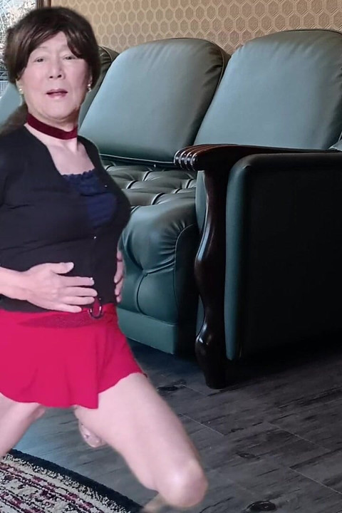 Pai-chan tanpa rambut dengan rok mini