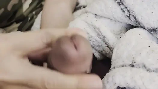 m'y yarağıyla oynuyor