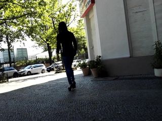 Travesti trans de salto alto andando na rua
