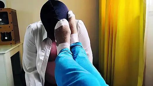 Раб делает мне массаж ступней в носках и нюхает мои арматные ноги. Фетиш носков, поклонение ступням. От первого лица.