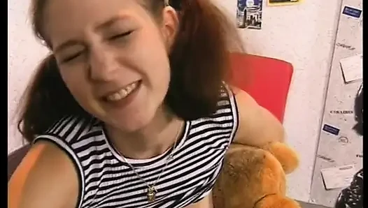Brunette lucu disodok dan dildo