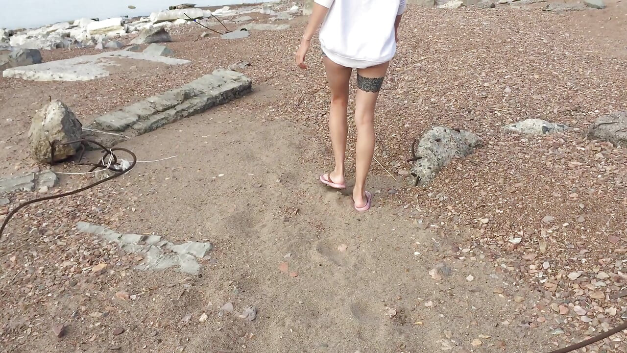 Nieznajomy - wytrysk w usta dziewczyny na plaży