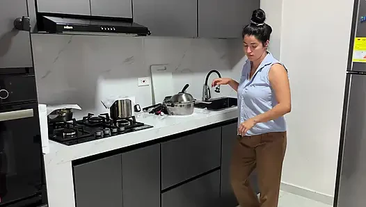 Adik tiriku nyepong kontolku di dapur waktu kami lagi sendirian!
