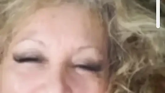 Heiße mutter bringt mich zum videoanruf