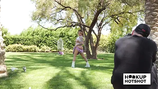 BTS - Jesse pony posiert fast nackt in einem fotoshooting im freien!