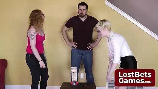 Die verlierend füchsin kniet nieder, während ihre strip-spiel-verlust bestrafung