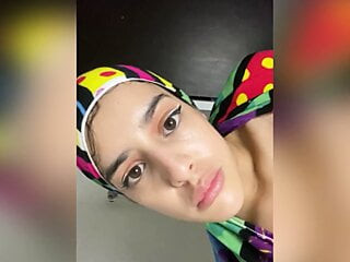 Menina árabe muçulmana com hijab no ânus com pau extra longo